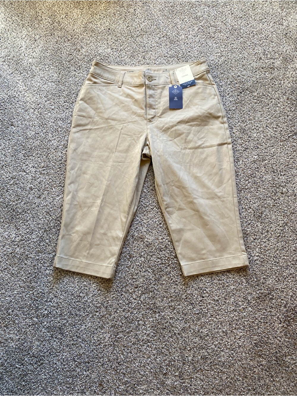 St. John's Bay NWT Women’s Tan Khaki Capris Size 8 Petite